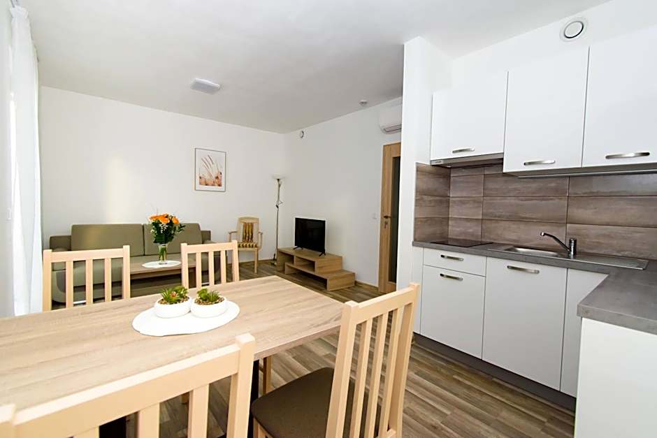 Solid Gold Garni Hotel