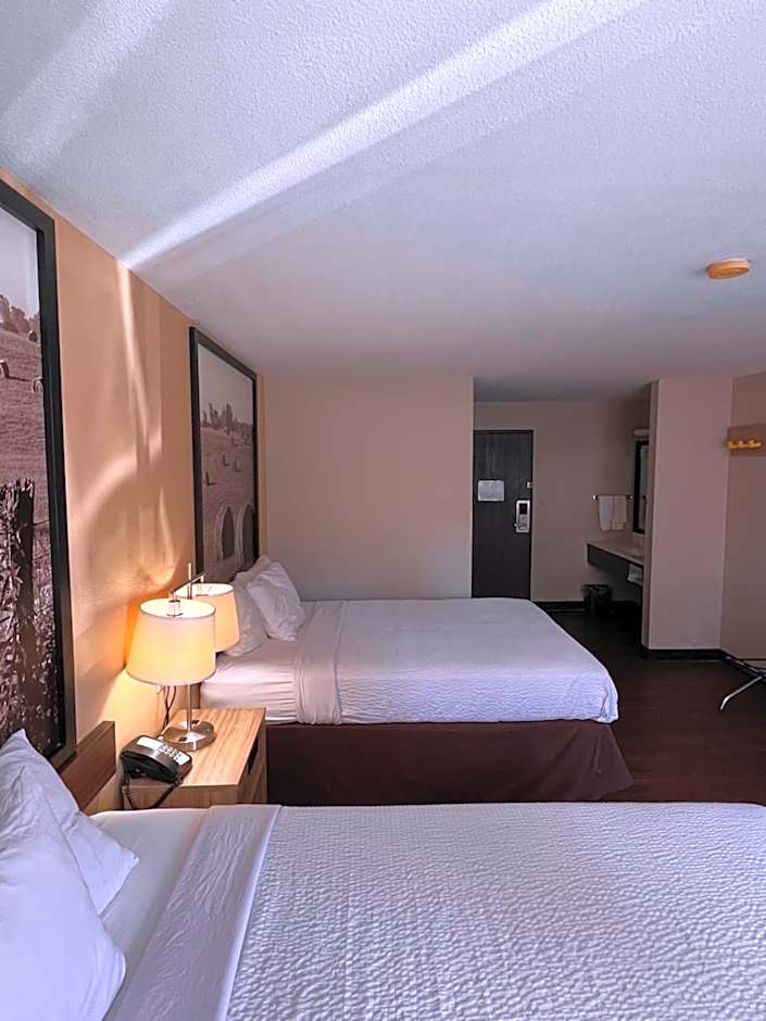 Super 8 by Wyndham Radcliff Ft. Knox Area