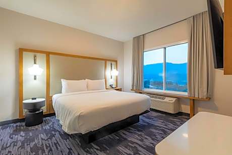 1 Bedroom Suite, 1 King, Sofa bed, Lake view