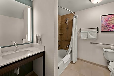 2 Queen Mobility/Hearing Accessible W/Bathtub