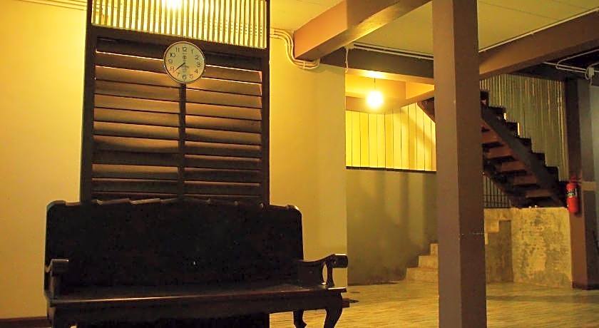 Chommuang Guest House At Ayutthaya.