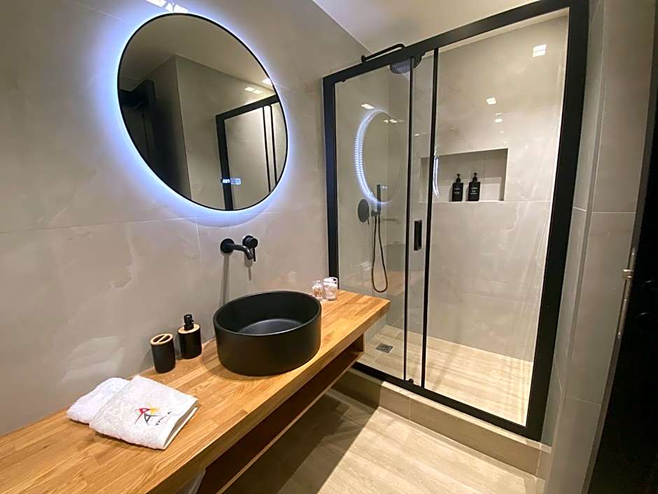 Triple A - Family hospitality Near Ermou - FREE Parking!