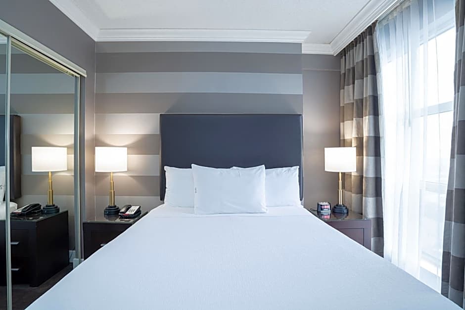 Sandman Signature Mississauga Hotel