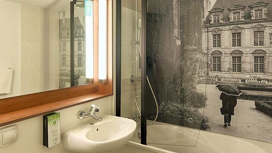 Campanile Les Ulis Hotel