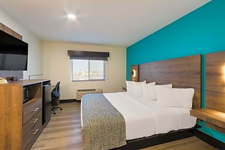 1 King Bed Non-Smoking Microwave Fridge Continental Breakfast