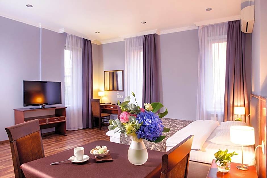 Greguar Hotel by UHM