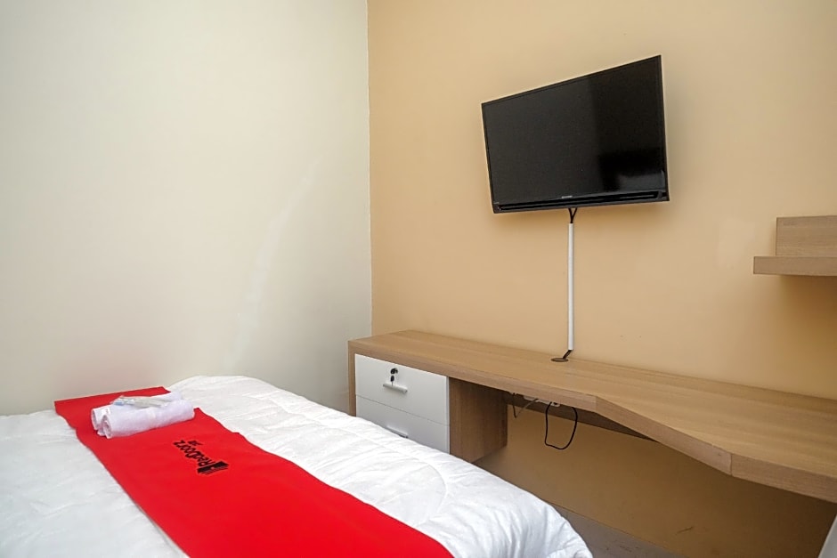 RedDoorz Plus near UMS Solo 2