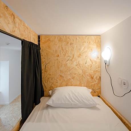 Bed in 4-Bed Mixed Dormitory Room with Shared Bathroom