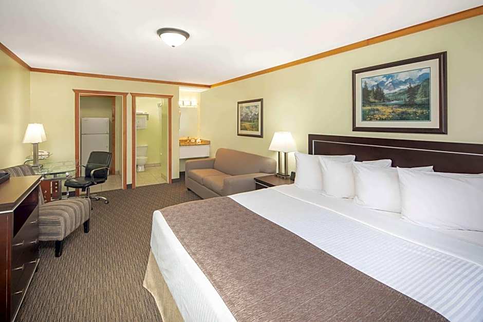 Travelodge by Wyndham Golden Sportsman Lodge