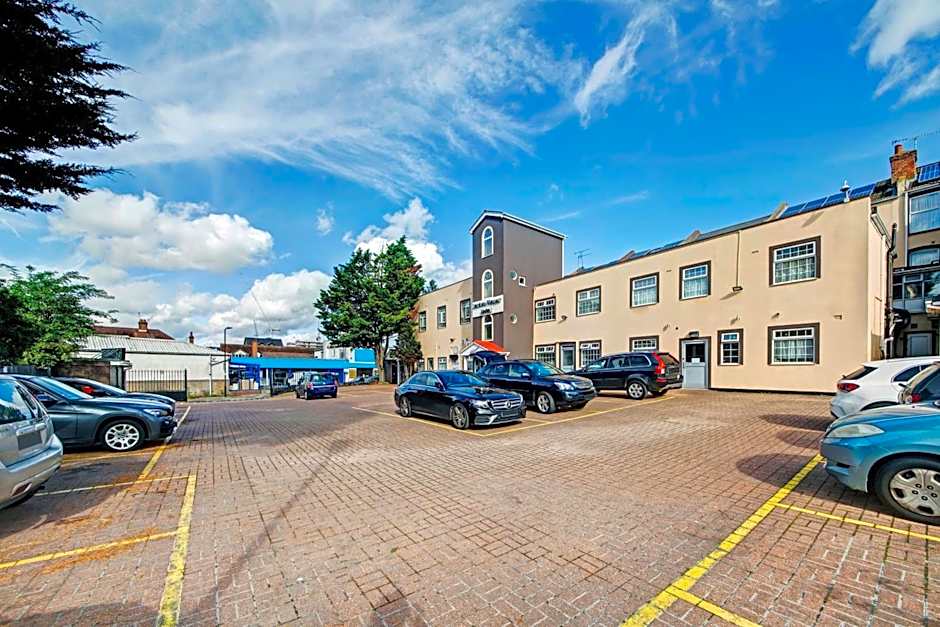 OYO Bostons Manor Hotel