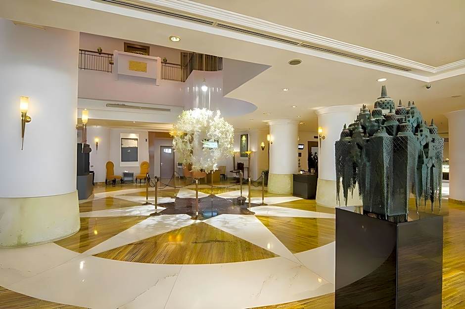 Grand Candi Hotel