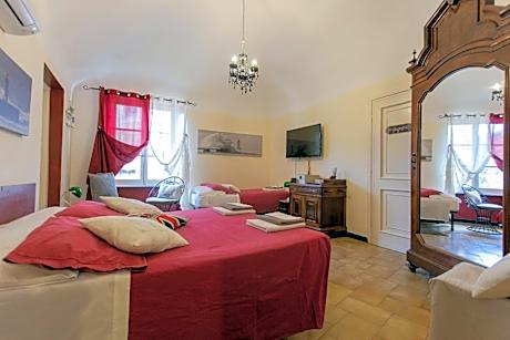 Deluxe Triple Room with Private Bathroom