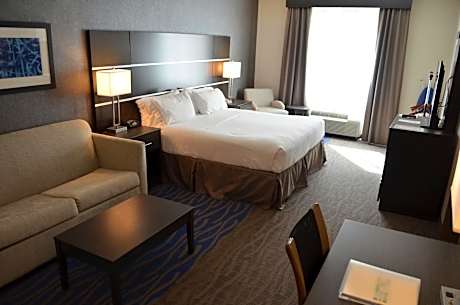 Standard King Room with Roll-in Shower - Mobility Accessible