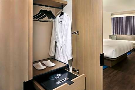 One-Bedroom Junior King Suite - Club Lounge Access