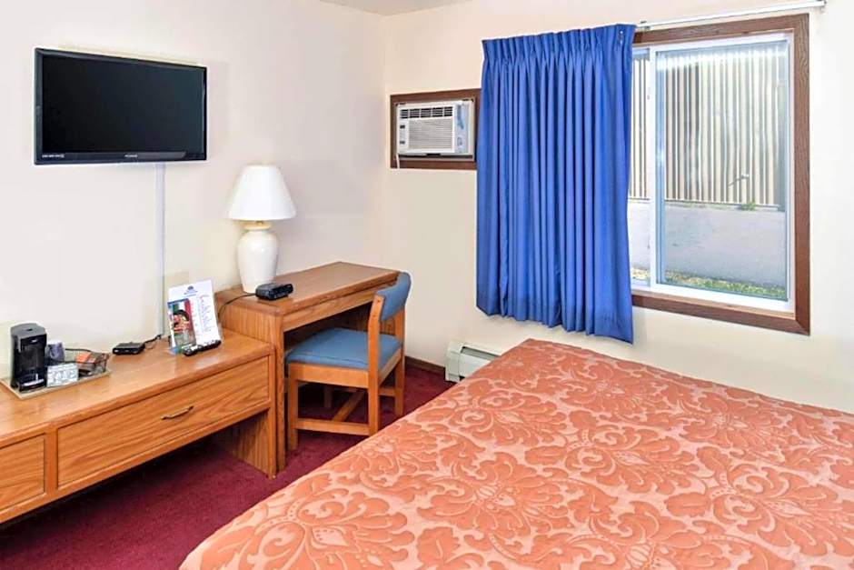 Love Hotels Staples by OYO at HWY 10 MN