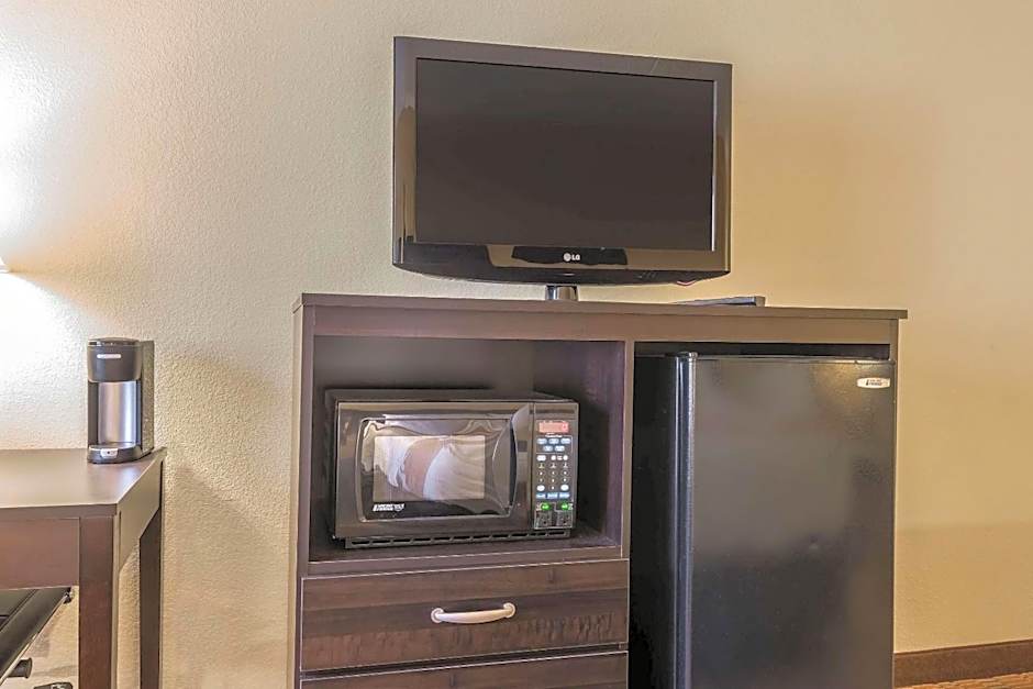 Quality Inn & Suites Pittsburgh Harmarville