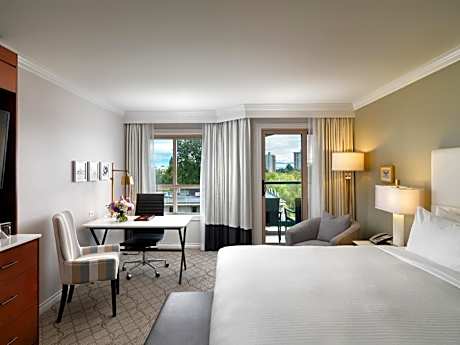 Signature Room, 1 King Bed, City View (1 King Bed)