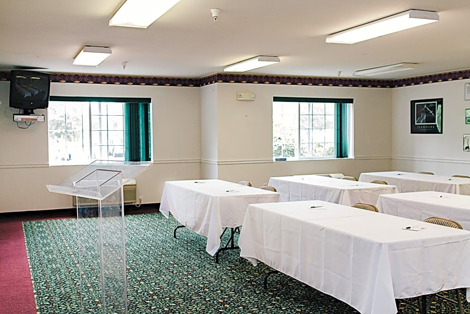 FairBridge Inn & Suites DuPont