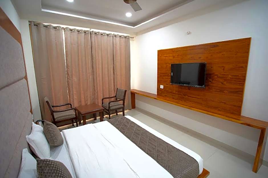 Goroomgo Sunroof Hotel & Banquet Zirakpur