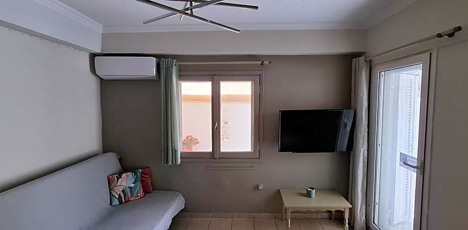 HoneyBee4 - Cozy studio close to the port, airport & Athens