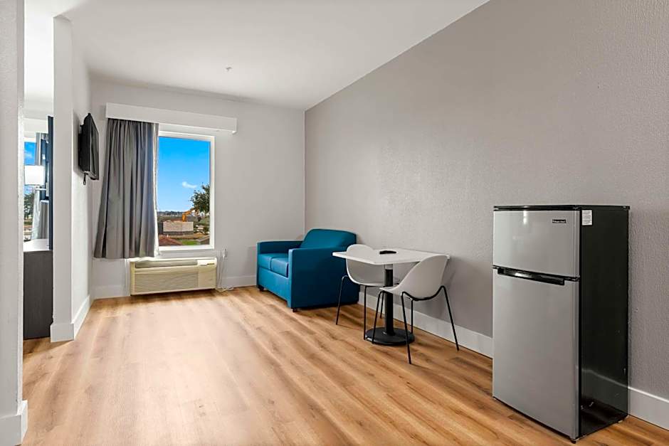 Photo 1 of 4 of Suite