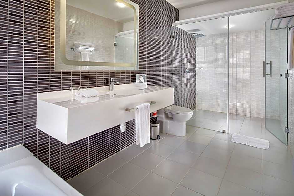 Protea Hotel by Marriott Kampala Skyz