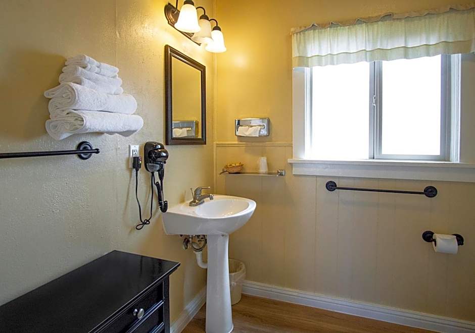 Green Gables Motel & Suites