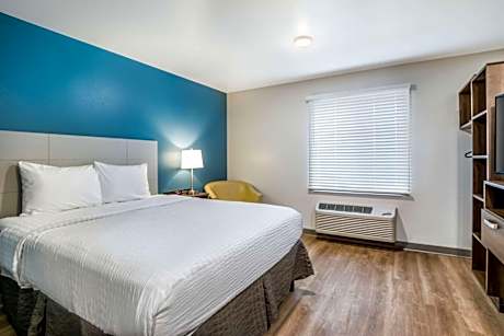 King Room with Tub - Accessible/Non Smoking