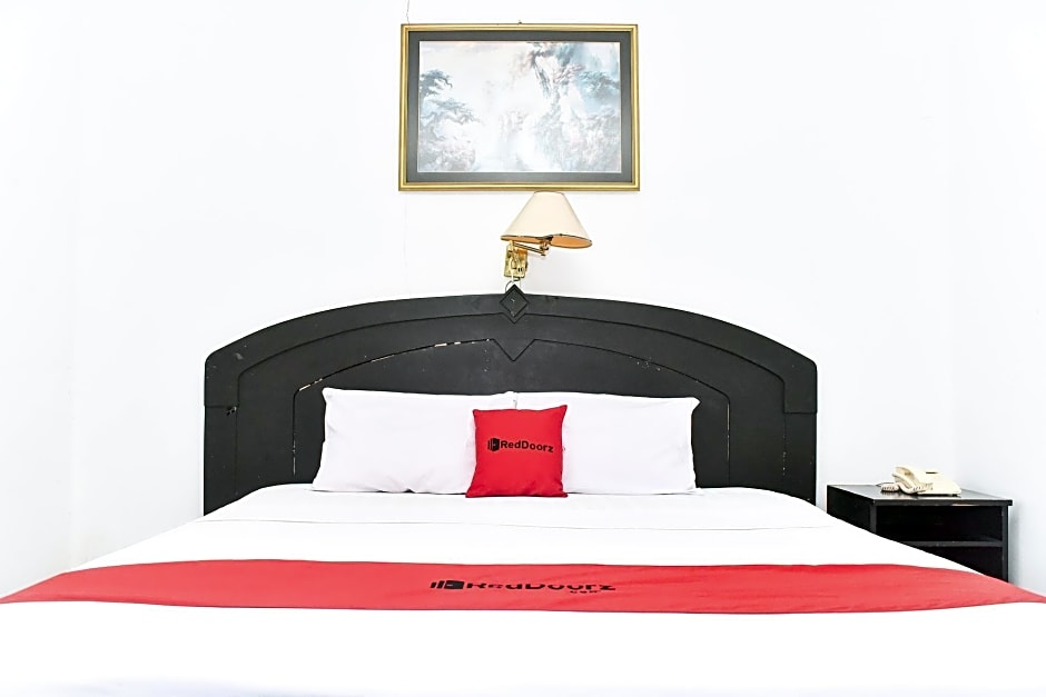 RedDoorz Plus @ Tirta Kencana Hotel