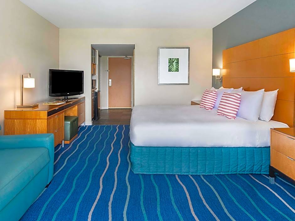 Photo 1 of 9 of 1 King Bed, Ocean View, Waikiki Tower