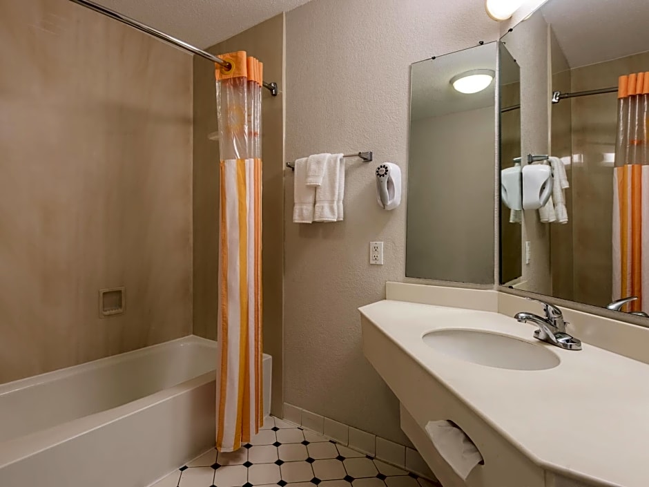 La Quinta Inn & Suites by Wyndham New Orleans Causeway
