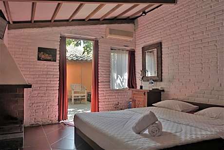 Deluxe Double Room (2 Adults + 1 Child)