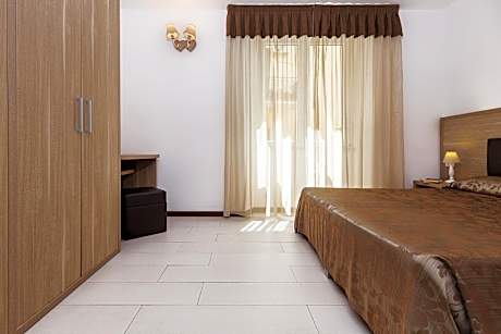 One-Bedroom Apartment with Balcony