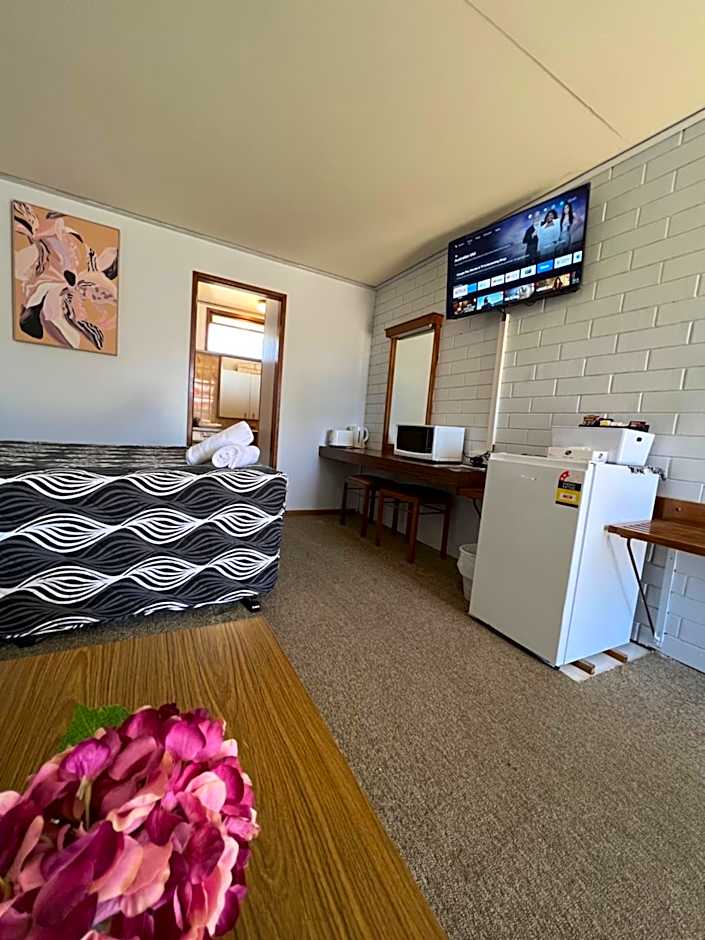 Photo 1 of 39 of Century Motor Inn, Finley