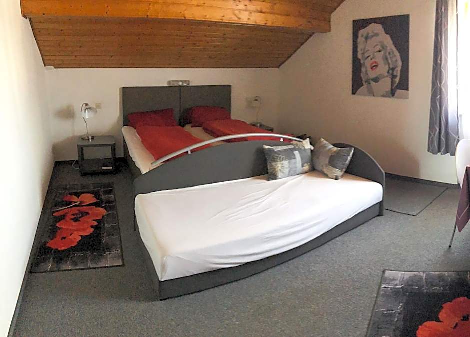 Foto 1 von 8 von Triple Room with Bathroom