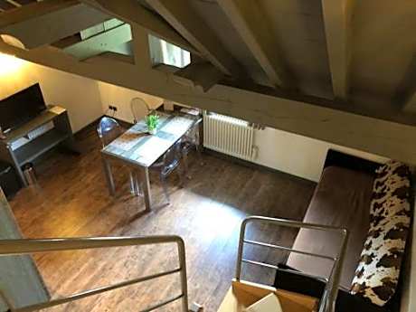 Duplex Studio (2-4 People)