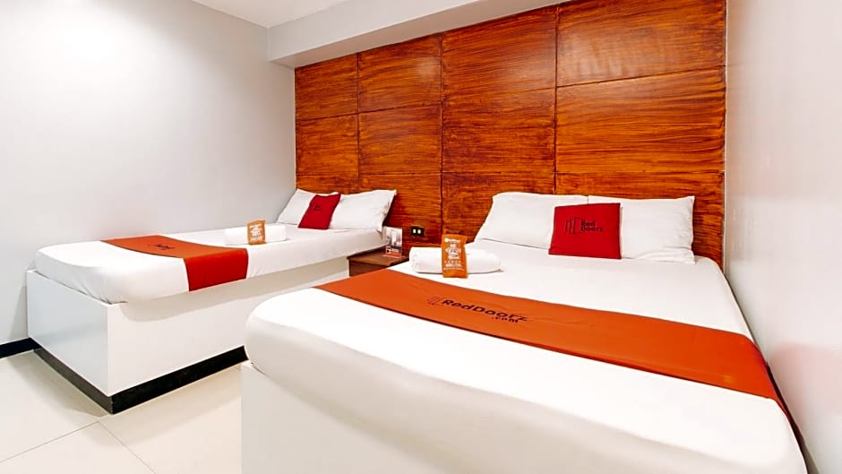 RedDoorz Plus @ Costa Roca Balamban