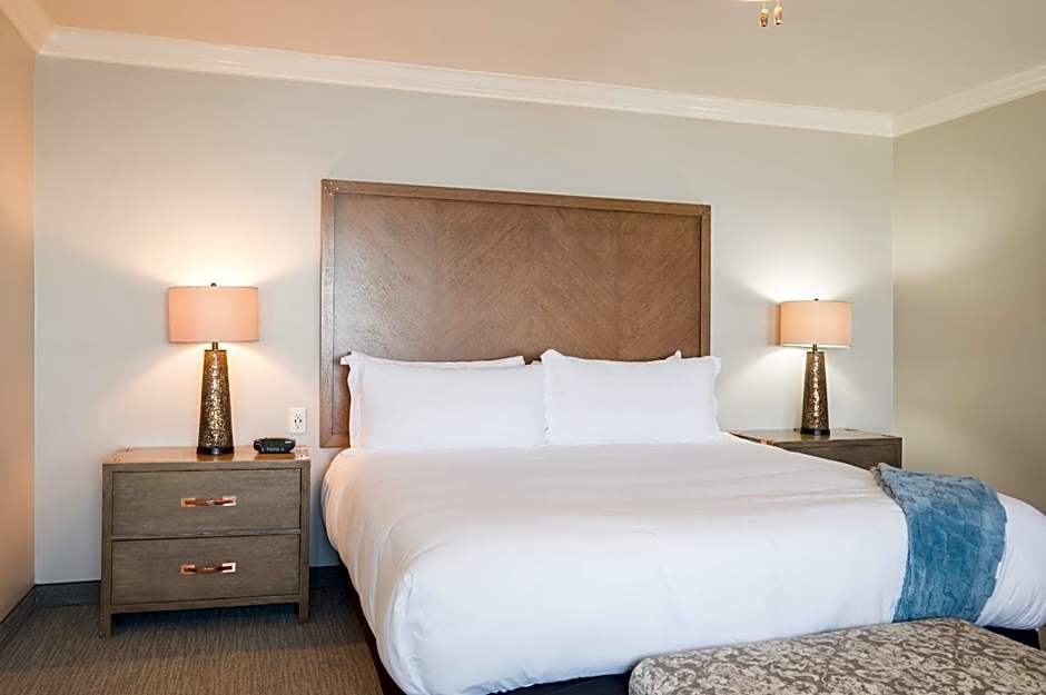 456 Embarcadero Inn & Suites