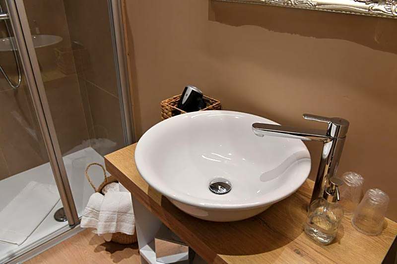 Lainez Rooms & Suites