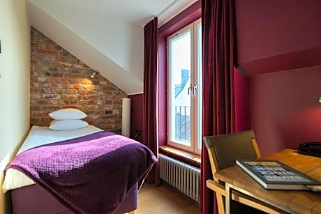 Small Single Room (23 ft²)