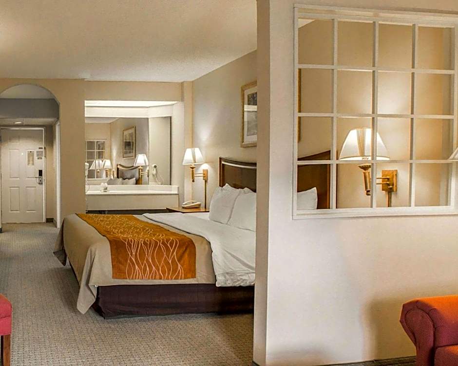 Rodeway Inn & Suites Cherokee On the River