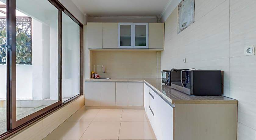 RedDoorz near Kiara Artha Park