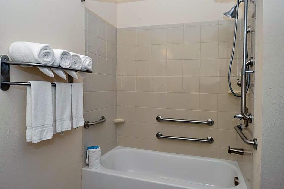 Holiday Inn Express & Suites Washington - Meadow Lands By IHG