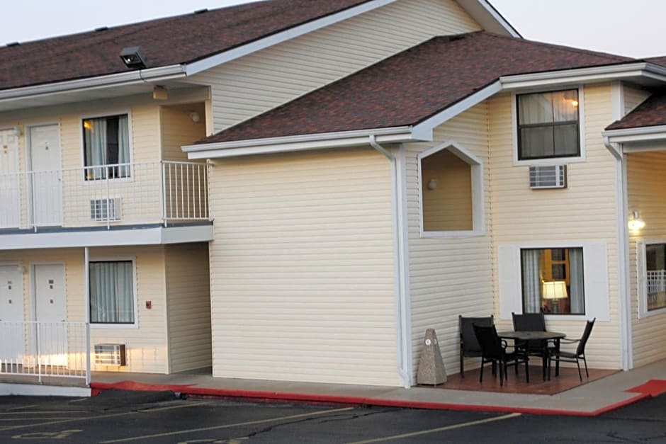 Whispering Hills Inn