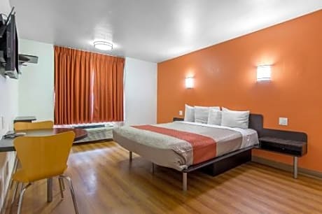 King Room with Roll-in Shower - Disability Access - Non-Smoking