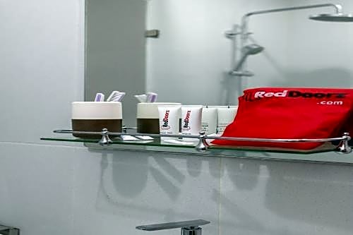 RedDoorz @ Helvetia Medan 2