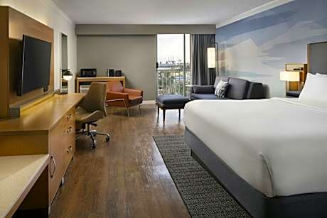 Deluxe King Room with Sofa Bed and Harbor View