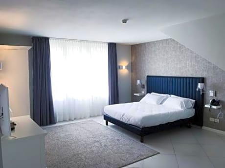 Junior Suite with Spa Access