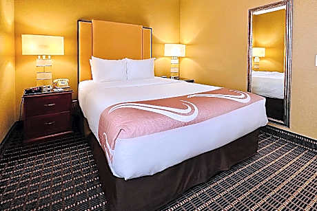 1 Queen Bed 1 Double Bed Suite Smoking