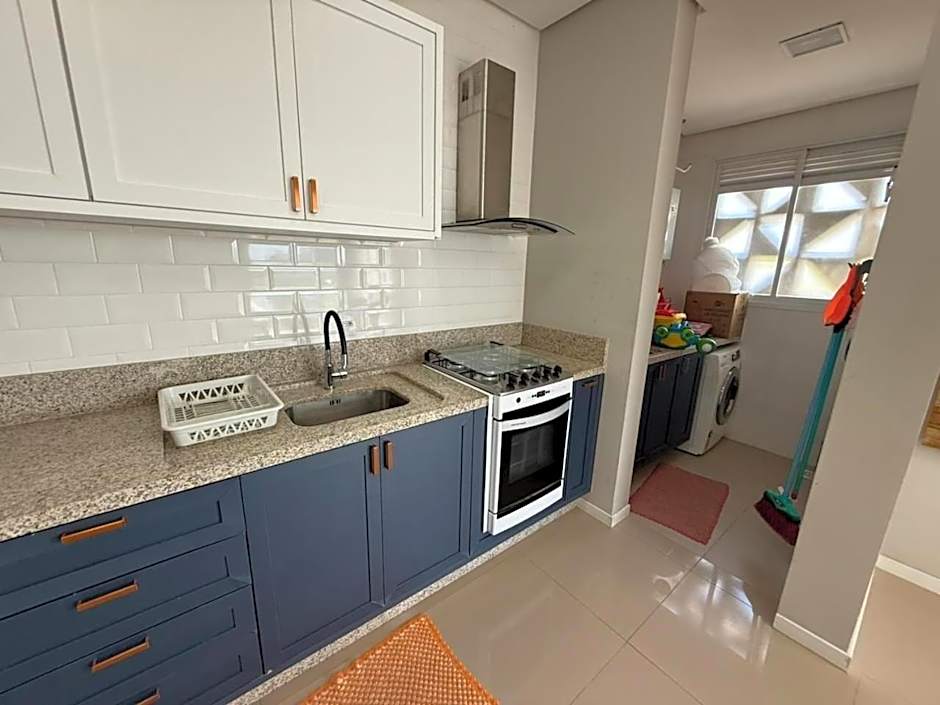 Cód 175 - Apartamento com 2 suítes 400m da Praia de Palmas